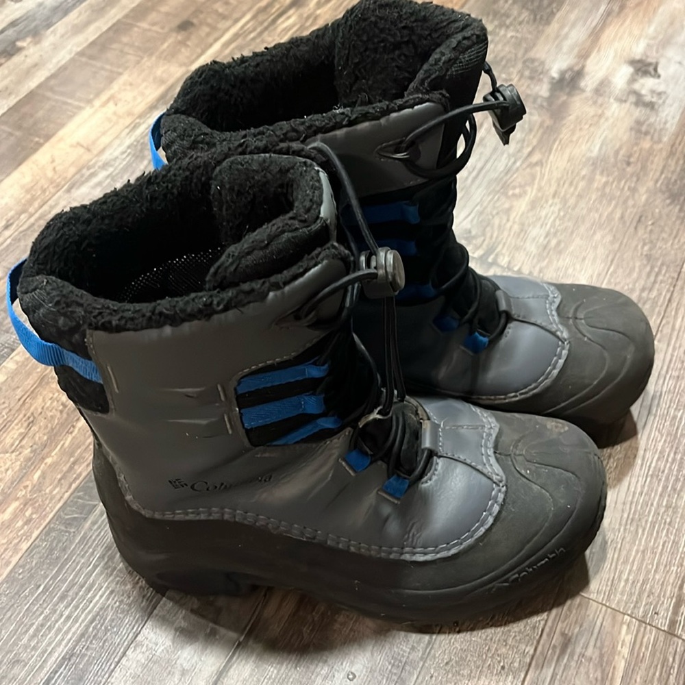 Columbia boys size 5 snow boots. Black/gray/blue in color, very warm!